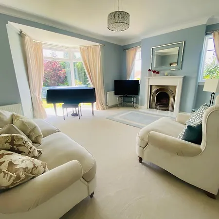 Gorgeous Family Home 15 Mins From City Centre Edinburgh-3